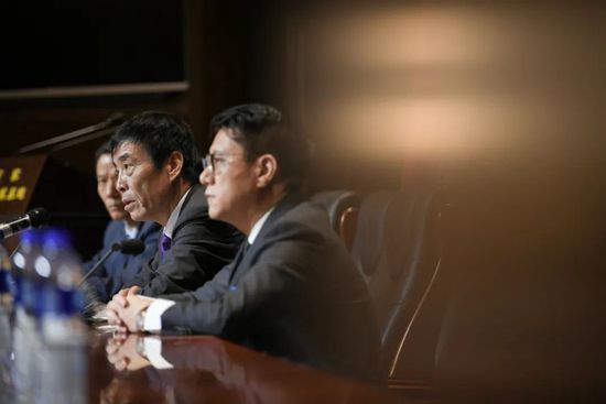 客厅里ying乱亲女h视频