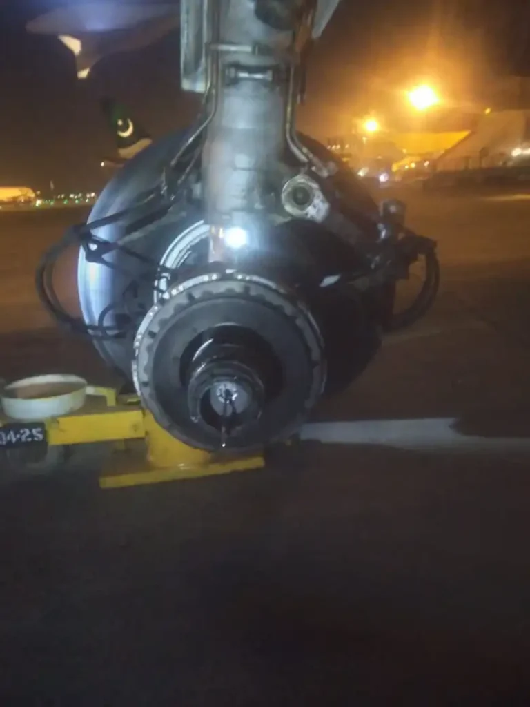 قومی ایئر لائن کی ہولناک غلطی،طیارے کی بغیر پہیےکے لینڈنگ، سیکڑوں مسافروں اور عملے کی زندگیاں خطرے میں ڈال دیں 2 wheel