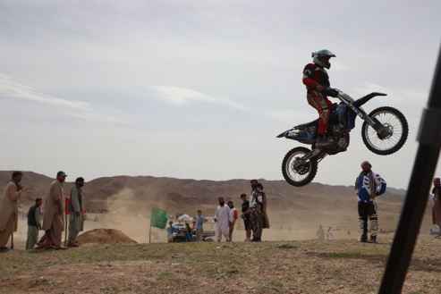 افغانستان:عوامی فلاح و بہبود و ترقی کے نئے دور کا آغاز، عوام کی تفریح کے لیے ملک بھر میں کھیلوں اور میلوں کا انعقاد 4 Motorcycle stunt