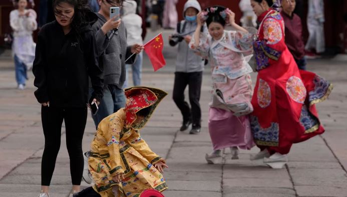 چین: طوفانی ہواوں کاخطرہ، اورنج الرٹ جاری، لوگوں کوگھروں سے نہ نکلنے کی ہدایت، 3200 فلائٹس منسوخ 2 wild wind